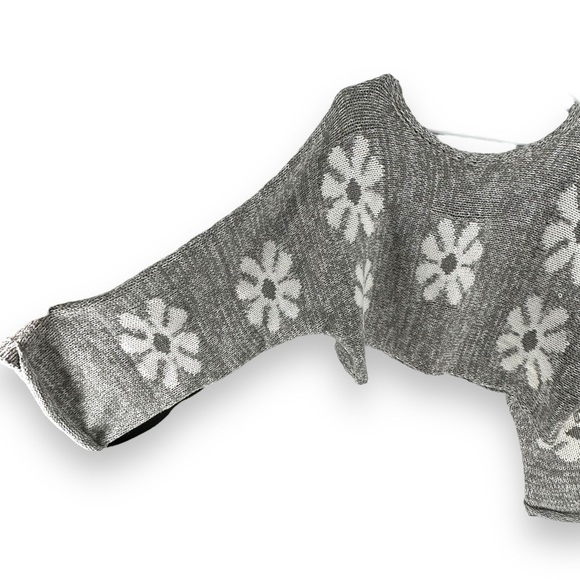 Storia Cropped Floral Daisy Bell Sleeve Sweater Grey/White Women's Size Small - Picture 3 of 8